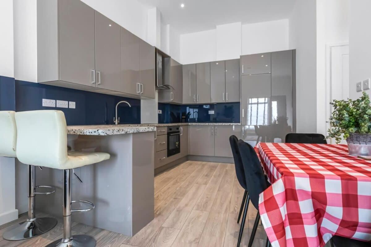 Lovely 1 Bedroom Apartment In Central Woking Exterior photo